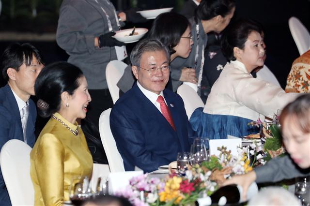 아세안(ASEAN) 정상회의 참석을 위해 싱가포르를 방문 중인 문재인 대통령이 14일(현지시간) 의장국인 싱가포르 리셴룽 총리가 마련한 갈라 만찬에 참석하고 있다.  [연합뉴스]
