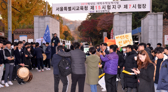 15일 전국적으로 수능시험이 치러졌다. 시험장에 도착한 수험생들은 긴장한 모습이었지만 후배들의 뜨거운 격려응원을 받으며 다소 긴장이 풀리는 모습이었다. 서울시 용산구  용산고등학교에서는 후배들과 선생님들이 함께 교문을 둘러싸며 함성으로 수험생 선배를 격려했다. 가족들의 배웅을 받으며 고사장에 들어선 학생들은 긴장 속에 수능을 치렀다.  정희조 기자/checho@