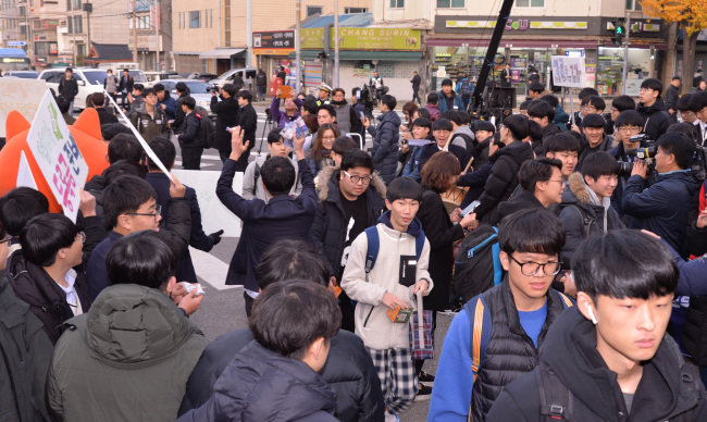 15일 전국적으로 수능시험이 치러졌다. 시험장에 입장하는 수험생들은 긴장한 모습으로 교실로 입장하며 후배들로부터 성원을 받았다. 서울시 용산구  용산고등학교에서는 수험을 치르는 선배를 응원하러 나온 후배들과 선생님들이 함께 교문을 둘러싸며 함성으로 선배를 격려했다. <br />정희조 기자/checho@heraldcorp.com  181115
15일 전국적으로 수능시험이 치러졌다. 시험장에 입장하는 수험생들은 긴장한 모습으로 교실로 입장하며 후배들로부터 성원을 받았다. 서울시 용산구  용산고등학교에서는 수험을 치르는 선배를 응원하러 나온 후배들과 선생님들이 함께 교문을 둘러싸며 함성으로 선배를 격려했다.
정희조 기자/checho@heraldcorp.com  181115