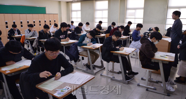 15일 전국적으로 수능시험이 치러졌다. 시험장에 입장하는 수험생들은 긴장한 모습으로 교실로 입장하며 후배들로부터 성원을 받았다. 서울시 용산구  용산고등학교에서는 수험을 치르는 선배를 응원하러 나온 후배들과 선생님들이 함께 교문을 둘러싸며 함성으로 선배를 격려했다. <br />정희조 기자/checho@heraldcorp.com  181115
15일 전국적으로 수능시험이 치러졌다. 시험장에 입장하는 수험생들은 긴장한 모습으로 교실로 입장하며 후배들로부터 성원을 받았다. 서울시 용산구  용산고등학교에서는 수험을 치르는 선배를 응원하러 나온 후배들과 선생님들이 함께 교문을 둘러싸며 함성으로 선배를 격려했다.
정희조 기자/checho@heraldcorp.com  181115