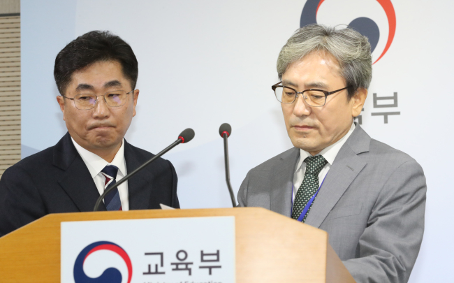 <YONHAP PHOTO-2253> 난감한 표정의 수능 출제위원장 (세종=연합뉴스) 이진욱 기자 = 15일 오전 정부세종청사 교육부에서 성기선 교육과정평가원장(왼쪽)과 이강래 출제위원장이 2019학년도 대학수학능력시험 출제경향을 발표하는 도중 기자들의 국어영역 오기 질문이 이어지자 난감한 표정을 짓고 있다. 2018.11.15 cityboy@yna.co.kr/2018-11-15 09:04:57/ <저작권자 ⓒ 1980-2018 ㈜연합뉴스. 무단 전재 재배포 금지.>
<YONHAP PHOTO-2253> 난감한 표정의 수능 출제위원장 (세종=연합뉴스) 이진욱 기자 = 15일 오전 정부세종청사 교육부에서 성기선 교육과정평가원장(왼쪽)과 이강래 출제위원장이 2019학년도 대학수학능력시험 출제경향을 발표하는 도중 기자들의 국어영역 오기 질문이 이어지자 난감한 표정을 짓고 있다. 2018.11.15 cityboy@yna.co.kr/2018-11-15 09:04:57/ <저작권자 ⓒ 1980-2018 ㈜연합뉴스. 무단 전재 재배포 금지.>