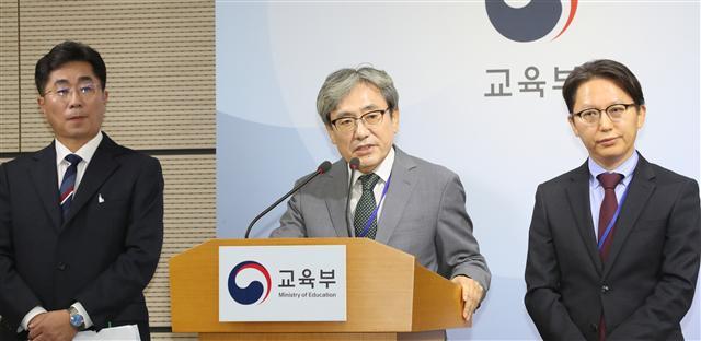 “6월과 9월 모의평가와 같이 학교 교육과정을 충실히 이수한 수험생이라면 문제를 해결할 수 있는 수준으로 출제하고자 했다.” 15일 오전 정부세종청사 교육부에서 이강래 출제위원장(가운데)이 2019학년도 대학수학능력시험 출제경향을 발표하고 있다.  [연합뉴스]
