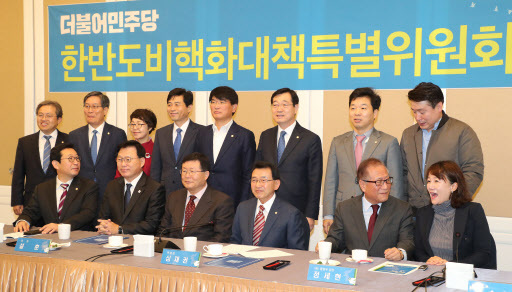 15일 오전 국회에서 열린 더불어민주당 한반도비핵화대책특별위원회 창립회의에서 위원장인 심재권 의원, 기조강연에 나선 정세현 전 통일부 장관 등 참석자들이 기념촬영을 하고 있다. 뒷줄 왼쪽부터 시계방향으로 송기헌, 신동근, 권미혁, 김민기, 민홍철, 김병관, 기동민, 이재정 의원, 정세현 전 통일부 장관, 심재권 위원장, 설훈, 박광온, 김한정 의원. (사진=연합뉴스)