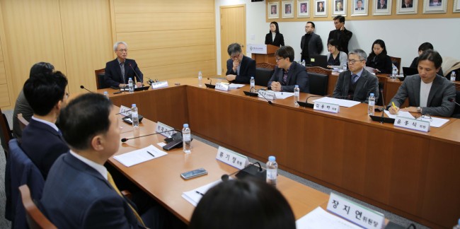 문성현 경제사회노동위원회 위원장이 30일 오전 서울 종로구 경제사회노동위원회 대회의실에서 열린 '제1차 국민연금 개혁과 노후 소득보장 특별위원회' 회의에서 발언하고 있다.[사진=연합뉴스]
문성현 경제사회노동위원회 위원장이 30일 오전 서울 종로구 경제사회노동위원회 대회의실에서 열린 '제1차 국민연금 개혁과 노후 소득보장 특별위원회' 회의에서 발언하고 있다.[사진=연합뉴스]