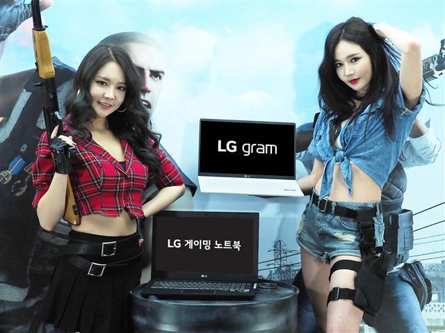 LG전자 모델들이 ‘지스타 2018’에서 선보이는 LG 울트라기어 게이밍 모니터, LG 게이밍노트북 등을 소개하고 있다.  [제공=LG전자]