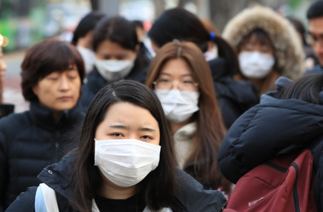 Students taking college entrance exam 'suneung' wearing masks on the day of exam (Yonhap)