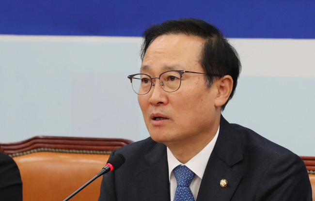 더불어민주당 홍영표 원내대표가 15일 오전 국회에서 열린 정책조정회의에서 발언하고 있다.[사진=연합뉴스]
더불어민주당 홍영표 원내대표가 15일 오전 국회에서 열린 정책조정회의에서 발언하고 있다.[사진=연합뉴스]