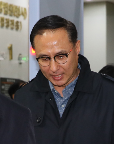 이동형 다스 사장이 15일 서울 서초동 서울중앙지법에서 집행유예를 선고받고 나서는 모습