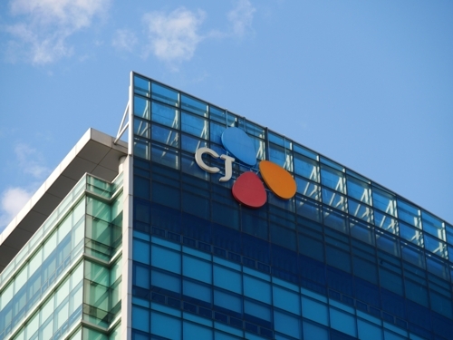 This file photo shows CJ Cheiljedang Corp.'s corporate logo atop its headquarters building in Seoul. (Yonhap)