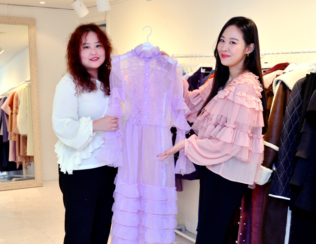 Dew E Dew E fashion and art director Kim Jin-young (left) and creative director Lee Su-yeon By Park Hyun-koo / The Korea Herald)　