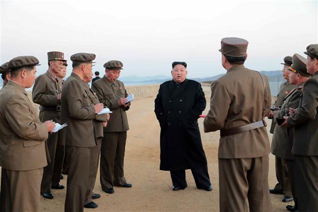 김정은 북한 국무위원장이 ‘새로 개발한 첨단전술무기’ 실험을 지도했다고 북한 노동당 기관지 노동신문이 16일 보도했다. 김 위원장이 북한군의 무기 실험을 현장에서 지도한 것은 지난해 11월 29일 보도된 대륙간탄도미사일(ICBM)급 ‘화성-15형’ 발사 이후 처음이다.  [연합뉴스]