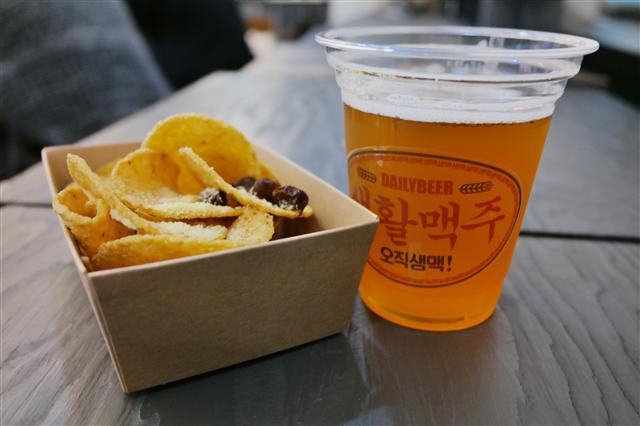비어토크쇼 브로셔 및 질문 포스트잇. 비어토크쇼에서는 참석자 전원에게 한국 대표 브루어리들의 한정판 수제맥주와 핑거푸드가 제공됐다.