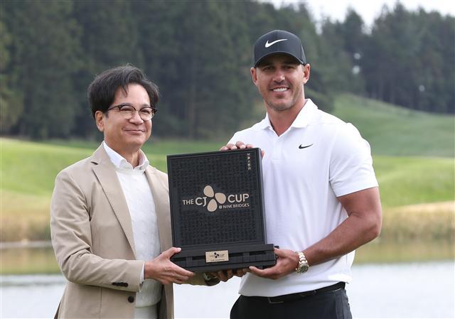 이재현 CJ 회장이 지난달 열린 ‘더 CJ컵 @ 나인브릿지’ 대회 우승을 차지한 브룩스 켑카에게 우승트로피를 주며 기념촬영하고 있다.   [연합뉴스]
