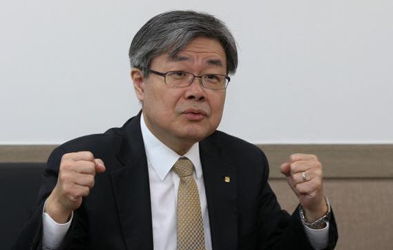 이재갑<사진> 고용노동부 장관은 16일 오전 서울지방고용노동청에서 ‘산하 공공기관 기관장회의’를 열고, 공공기관 혁신과 채용비리 등 부정부패 근절에 선도적 역할을 해줄 것을 당부했다.
이 장관은 회의에 앞서 심경우 근로복지공단 이사장, 김동만 산업인력공단 이사장, 박두용 안전보건공단 이사장 등 산하 공공기관장 11명과 함께 채용비리, 성비위, 금품수수, 갑질 등 부정부패 척결에 앞장설 것을 다짐하는 ‘청렴행정 실천 결의문’을 채택했다. 결의문에는 청렴교육 강화 등 부정부패 예방 노력, 부정부패 감시ㆍ적발 기능 강화, 무관용 원칙에 따른 엄중한 징계 조치 등의 내용이 담겨 있다.
이 장관은 결의문 채택 후 “최근 친ㆍ인척 채용특혜, 고용세습 등 공공분야 채용 비리에 대한 국민적 비난이 거세지고 있다”고 지적하고 “각 기관에서 부정부패 감시ㆍ적발 노력을 강화하고, 적발될 경우 무관용 원칙을 확립해 달라”라고 주문했다.
이어 “어려운 고용상황에서 산하 공공기관에서도 일자리 문제 해결에 비상한 각오로 임해달라”고 당부했다.
이 장관은 또한 “공공기관이 공공성을 높이고 사회적 가치를 실현해 나가야 하는 만큼 자율·책임하에서 혁신 노력을 기울일 필요가 있다”며 “공공기관 혁신은 멀리 있는 것이 아니라 지역 주민이나 고객 수요를 적극 반영하거나 AI(인공지능), 빅데이터 등을 적극 활용해서 일하는 방식이나 관련 절차를 간소화 하는 등의 다양한 노력이 모두 포함된다”고 말했다. 이어 “혁신추진 체계 구축, 적절한 보상 등을 통해 직원들이 혁신 활동에 적극적이고 자발적으로 참여할 수 있도록 기관장이 노력해달라”고 덧붙였다.
이와 함께, 장애인 의무고용, 사회적기업 생산품 우선구매 등 고용노동 주요정책에 대한 산하기관의 선도적인 역할도 당부했다.
참석한 공공기관장들은 “국민의 의견을 적극 수렴하는 등 공공기관 혁신을 내실있게 추진하고, 청렴행정실천 결의를 적극 이행하는 한편, 내년 사업계획을 신속히 수립해 주요 고용노동정책이 새해 첫날부터 바로 집행될 수 있도록 준비하겠다”고 약속했다.
김대우 기자/dewkim@heraldcorp.com