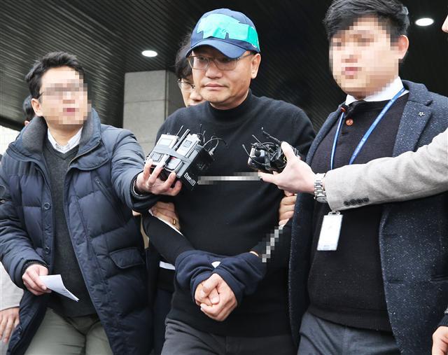 폭행과 엽기행각으로 물의를 빚어 구속돼 경찰 조사를 받아온 양진호 한국미래기술 회장이 16일 오전 검찰에 송치되기 위해 경기도 수원시 영통구 수원남부경찰서에서 나오고 있다. [연합뉴스]