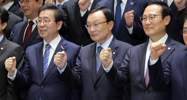 자유한국당과 바른미래당이 서울교통공사 채용비리 국정조사만이라도 받으라는 국회 정상화 제안을 민주당에서 거부하자 ‘박원순 지키기’라며 비판했다. 사진은 왼쪽부터 박원순 서울시장, 이해찬  대표, 홍영표 원내대표가 16일 민주당-서울시청 예산정책협의회에서 기념촬영하는 모습.  [연합뉴스]