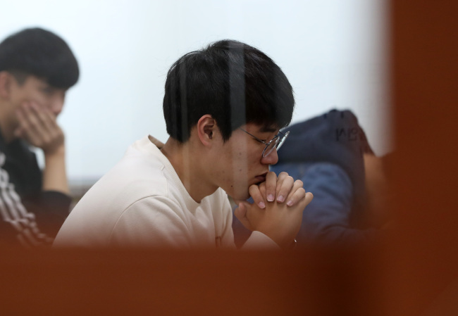 2019학년도 대학수학능력시험일인 15일 오전 강원 춘천시 춘천고등학교 마련된 강원도교육청 제49지구 1시험장에서 한 수험생이 시험 시작을 앞두고 기도하고 있다. (사진=연합뉴스)