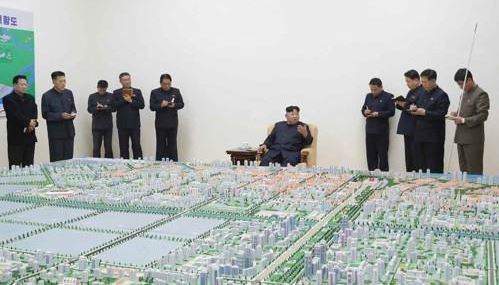 A photo released by the Rodong Sinmun on Nov. 16, 2018, shows North Korean leader Kim Jong-un guiding the master development plan of Sinuiju during his visit to the border city. (For Use Only in the Republic of Korea. No Redistribution) (Yonhap)