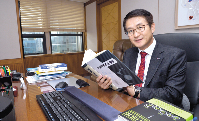 “세상물정 모르는 초등학생 시절이었어요. 법관이 된다고 했나, 대법원장이 된다고 그랬나…. 그런데 고등학생 때가 1970년대 유신 말기여서 검열이 많았거든요. 시위를 한 이들이 재판을 받는 기사를 접하곤 법관에 대한 실망이 컸습니다. 웃기는 이야기지만 그래서 법대를 안 가고 대학에서 행정학을 전공했죠.”
그렇다고 세상을 변화시키겠다는 꿈을 접지는 않았다. 행정학을 택한 것은 변화를 위해선 조직을 움직일 힘이 있어야 한다고 생각해서였다.
대학에 입학하자마자 이념써클에 들어갔다. 사회과학서적을 탐독하면서 세상의 변화를 꿈꿨다.
“전두환 정권이 시작되면서 시위에도 많이 나가고 이념써클도 할 때죠. 써클 내에서 내부 노선을 가지고 친구와 다툼이 있었어요. 그 친구는 혁명주의자였고 저는 온건한 개혁을 바랐습니다. 온건한 개혁을 위해선 조직 내에 들어가야 한다고 생각했고 행정고시를 봤습니다. 세상을 바꿨는지, 개혁을 했는지는 모르겠어요.”
제28회 행정고시에 합격한 문창용 사무관. 그런데 ‘세상’을 바꾸려했던 그에게 주어진 임무는 ‘세제’를 다루는 일이었다. 1984년부터 2016년까지 32년간의 공직 생활 가운데 통계청에 근무했던 2년간을 제외하면 30년 경력이 모두 세제ㆍ국고 관련이었다. 마지막 직책도 기획재정부 내 ‘빅3’로 꼽히는 세제실장이다. 종교인 과세, 담뱃세 인상, 연말정산 종합대책 등 오랜 세제의 난제들이 그의 손에서 풀였다. 회계학 박사 학위도 갖고 있다.
오는 18일은 취임 2주년을 맞는 문창용 한국자산관리공사(캠코) 사장을 최근 서울 강남구 캠코 서울지역본부에서 만났다.
▶세제 1인자에서 경영혁신의 리더로=2016년말 자산관리공사(캠코) 사장에 취임했을 때 의아해하는 이도 있었다. 세제 전문가가 왜 자산관리공사 최고경영자(CEO)를 맡았는지. 하지만 세제ㆍ세금은 결국 경제ㆍ경영의 압축판이다. 경영자들이 가장 무서워하는 게 세무조사다. 경영을 속속들이 파악하지 못하면 세금도 알 수 없다. 하물며 세제를다루려면 거시경제와 미시경제 모두에 능통해야 한다. 대한민국 최고의 세제 전문가는 자산관리공사에서도 보란 듯 실력을 발휘했다.
취임 첫 해부터 조직의 환골탈태(換骨奪胎)에 나섰고, 2년째인 올해에는 기업구조혁신지원센터 개소, 국유재산총조사 등 굵직한 사업들을 성공시켰다. 지방재정발전 유공으로 대통령 기관표창까지 받았다.
문 사장이 취임하기 전만해도 캠코는 2015년, 2016년 공공기관 경영평가에서 B등급, C등급을 받았다. 경영이 어려우니 비전에 대한 직원들의 위기의식도 높아져 있었다. 문 사장이 이끈 2017년 성적은 달랐다. A등급이었다. 13개 기금관리형 평가기관 중 1위다. 문 사장은 공을 직원들에게 돌린다.
“새로운 CEO 취임을 계기로 직원들이 정말 뭔가 하려고 하는 열정과 의지가 높아보였죠. 눈이 반짝반짝 했고 이런 것들이 시너지 효과를 일으켜서 좋은 결과를 낼 수 있었습니다.”
▶혁신은 ‘함께’ 이루는 것=환골탈태가 직원들의 공이라면, 문 사장은 어떻게 취임 하자마자 사기가 떨어졌던 이들의 의지를 북돋을 수 있었을까?
문 사장은 재경부 공무원직장협의회가 실시한 투표에서 2004ㆍ2006ㆍ2007년, 3차례나 ‘닮고 싶은 상사’로 뽑히면서 명예의 전당에 이름을 올렸다. 그는 변화와 개혁을 위해 조직 내 소통을 중요시한다.
“전국적 네트워크를 가진 공기업은 처음이었고, 공기업으로서의 독립적 기능 그리고 사회적 가치실현에 대해서도 고민이 많았습니다. 공무원 노조와 다른 금융노조도 생소했죠. 그래서 임기 첫날 취임식도 하기 전에 직원들의 생각이 무엇인지, 어떤 점을 바라고 있는지를 먼저 듣기 위해 노동조합을 방문했습니다. 지나고 보니 어색했지만 캠코를 가장 먼저 만났던 그 순간이 아직까지 생생하게 기억나는 가장 결정적인 순간이었네요.”
역시 캠코를 가장 잘 알고 있은 이들은 직원들이었다. 노조 사무실을 방문하고 조직발전을 위해 노사가 상생하자며 협조를 구했고, 직원들과의 스킨십도 넓혔다. 신입직원과의 만남, 직원생활관 호프데이, 무작위 추첨 점심식사 등 다양한 주제를 가지고 지금까지 1050명의 직원과 식사를 했다. 캠코 직원이 1500명인 것을 감안하면 3분의 2와 자리를 함께 한 것이다. 12개 지역본부를 모두 돌아봤고, 지금까지 이동한 거리만 8000㎞에 달한다. 지구 반경보다도 길다.
‘CEO톡톡라운지’, ‘캠코 이너뷰’(KAMCO Inner-view) 등 프로그램을 통해 다양한 목소리도 듣는다. 축구를 즐겨 직원들과 함께 뛰었다. 관료시절부터 이름난 선수였던 그는 미드필더에서 포지션을 바꿔 최전방 공격수로 뛰고 있다. ‘공공기관 노사관계 합리화 유공’으로 고용노동부장관 기관표창도 받았다.
“신나게 경영을 하는 것도 중요한 것 같아요. 신바람 내서 열심히 하려고 합니다.”
▶위기를 기회로=위기를 다루는 캠코이기에 위기는 곧 기회였다. 2016년 말 문 사장 취임 당시부터 경제는 가계빚 급증, 좀비기업 난립 등으로 어려웠다. 아이러니 하게도 부실 해결사 역할이 본업인 캠코엔 일거리가 넘쳤다. 문 사장은 가계ㆍ공공ㆍ기업을 중심으로 가계 재기지원, 기업 정상화지원 등 4대 전략목표를 수립했다. 9개 전략목표로 가계 부실자산 인수확대, 취약기업 구조조정 지원 등을 설정해 공적자산관리전문기관으로 도약하기 위한 다양한 사업을 추진했다. 특히 기업 구조조정에서의 역할을 강화하고 확대했다.
“한계 중소기업에 대한 구조조정이 적기에 이뤄지지 않으면 연쇄도산으로 이어져 한국경제 뇌관으로 작용할 우려가 있습니다. 그런데 조금만 지원하면 다시 살아날 수 있는 기업들이 그냥 쓰러지는 곳이 많습니다. 제도권 은행ㆍ금융기관에서 수혈이 안돼서죠. 그런 곳들에 수혈해줄 수 있는 공적기관이 있으면 상당히 어려운 중소기업들이 회생하는 데 많은 도움이 될 수 있겠죠. 캠코 로고를 보면 혈액순환을 떠올릴 수 있는데요, 중소기업 구조조정에서 핵심역할을 우리가 하게되면 상당한 선순환 효과가 나올 수 있다고 봅니다.”
올해도 지난 4월엔 전국 27곳 기업구조혁신지원센터가 문을 열었고 211개 기업(10월 말) 회원으로 가입해 투자 매칭 등 지원 및 상담을 받았다. 이 가운데 6개 기업은 자산매입 후 임대프로그램(S&LB)을 통해 469억원의 유동성을 지원했다.
회생기업 채권을 캠코로 집중해 경영정상화가 가능한 기업에 자금을 지원하는 ‘DIP(Debt In Possession) 금융’도 추진했다. 담보부사채 발행기업에 대한 신용공여 지원, 해운업 구조조정 지원을 위한 캠코선박펀드 확충(2019년, 1조9000억원 규모)도 변화다.
▶10년을 준비하는 1년=이제 남은 임기는 1년이지만 그는 캠코의 미래 10년을 준비 중이다. 30년째 그대로인 법정자본 확충이다. 엔진 출력을 높이려면 연료도 더 필요한 법이다. 주력 산업들의 한계에 봉착한 바로 지금 다양한 재기지원 역할의 제도적 기반 마련을 위해서는 ‘실탄’ 확보가 절실하고, 바로지금이 ‘골든타임’이라는 생각이다. 더 이상 늦출 수 없다며 강한 의지를 보였다.
문 사장은 “현행 캠코법은 1997년 외환위기 당시 부실채권정리기금 운용 등 금융회사의 건전성 제고를 중심으로 제정된 이후 제대로 손질된 적이 없습니다. 30년간 변화하고 확장된 캠코의 역할 및 기능을 온전히 담아내지 못하는 아쉬움이 있습니다. 실제 수행업무와 법적 기반이 조화되는 방향으로 법 개정안을 마련해 캠코가 공적 재기지원 역할을 수행하는데 있어 제도적 한계가 발생하지 않도록 할 생각입니다.”
▶‘공직’으로 보람 얻은 인생, 이제 봉사하는 마음으로=30여 년의 공직생활에 공기업 최고경영자까지, ‘영리’가 아닌 ‘다른 이’들을 위해 일하며 성과도 있었고 보람도 느꼈다
“지난 2년간 캠코브러리와 같은 사회공헌 활동으로 ‘선한’ 영향력을 끼치는 것이 좋았어요. 어르신들과 어려운 분들 문화활동을 지원하는 희망울림이라는 프로그램이 있는데 지난해 연말 부산에서 공연을 했어요. 잘하진 못하지만 연습하고 발표하는 모습에 감격했고 보는 저도 뭉클할만큼 진한 감동이 있었습니다.”
세상을 바꾸려는 노력을 해왔지만, 어느새 기득권층이 됐다고도 솔직히 인정하는 문 사장에게 남은 일은 ‘봉사하는 삶’이다.
“초지일관이라고 해야하나. 저는 처음과 끝이 같았으면 좋겠어요. 이해관계에 따라 왔다갔다 하지 않고 일관성이 있어야 하지 않을까요. 성실은 기본이고, 사람을 대할때나 일을 대할때나 한결같은 사람이었으면 합니다.”
문영규 기자/ygmoon@heraldcorp.com