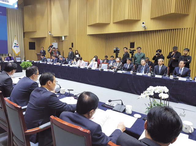 서울시와 더불어민주당은 16일 오전 9시부터 ‘예산ㆍ정책협의회’를 하고 있다. 박원순 서울시장은 이자리에서 “기초연금 등 정부 복지정책에 협력하기 위한 비용이 매년 늘고 있다”며  “최근 행정안전부가 국세ㆍ지방세 구조를 7대 3으로 개선하는 안을 발표한 바 있지만, 궁극적으로는 6대 4 구조가 될 수 있도록 국회의 협조를 부탁한다”고 말했다	 이원율 기자/yul@