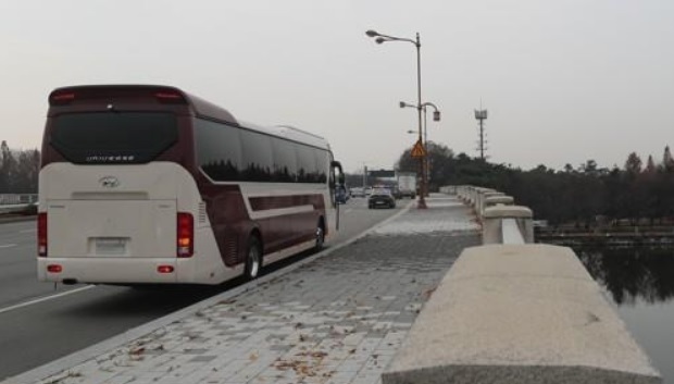 A bus carrying North Korean officials stops on a bridge overlooking Ilsan Lake Park in Goyang, north of Seoul, on Nov. 16, 2018. (Yonhap)