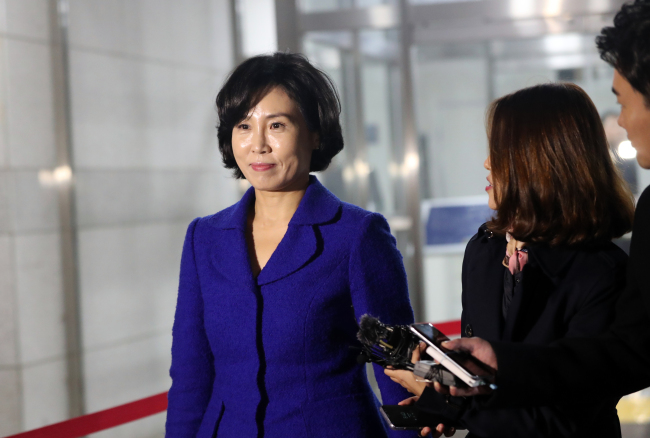 이재명 경기지사의 부인 김혜경 씨가 2일 오후 '혜경궁 김씨' 트위터 계정의 소유주 논란과 관련 피고발인 신분 조사를 마친 뒤 경기도 수원시 경기남부지방경찰청을 빠져나가고 있다.[사진=연합뉴스]