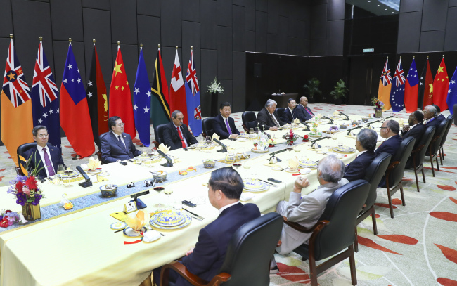 아시아태평양경제협력체(APEC) 정상회의 참석을 위해 개최국인 파푸아뉴기니를 방문 중인 시진핑 중국 국가주석(왼쪽줄 가운데)이 16일(현지시간) 포트모르즈비에서 태평양 도서국 지도자들과 회동하고 있다.[사진=연합뉴스]
아시아태평양경제협력체(APEC) 정상회의 참석을 위해 개최국인 파푸아뉴기니를 방문 중인 시진핑 중국 국가주석(왼쪽줄 가운데)이 16일(현지시간) 포트모르즈비에서 태평양 도서국 지도자들과 회동하고 있다.[사진=연합뉴스]