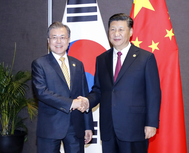 President Moon Jae-in and Chinese President Xi Jinping pose for a photograph ahead of the summit meeting in Papua New Guinea on Saturday. Yonhap