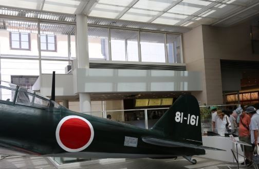 도쿄(東京) 지요다(千代田)구의 야스쿠니(靖國)신사 내부의 전쟁박물관 유슈칸(遊就館)에 전시된 2차대전 당시 일본 전투기 '제로센'(零戰) [연합뉴스 자료사진]