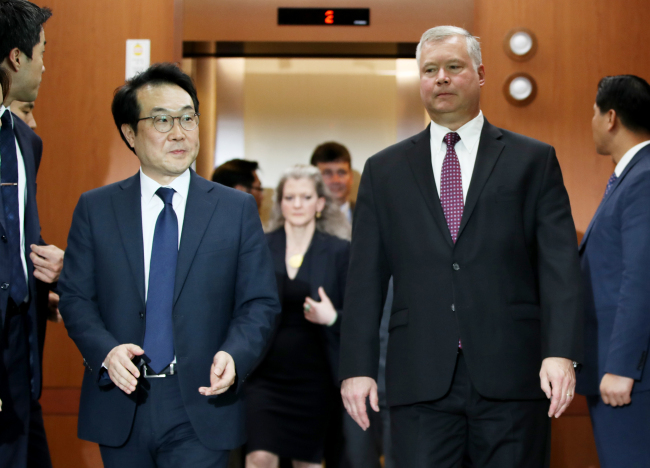 Lee Do-hoon, special representative for Korean Peninsula peace and security affairs (left), and US special representative for North Korea Stephen Biegun, Sept. 11, 2018 (Yonhap)