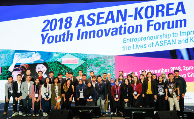 Participants pose at the 2018 ASEAN-Korea Youth Innovation Forum in Seoul on Nov. 11. (AKC)