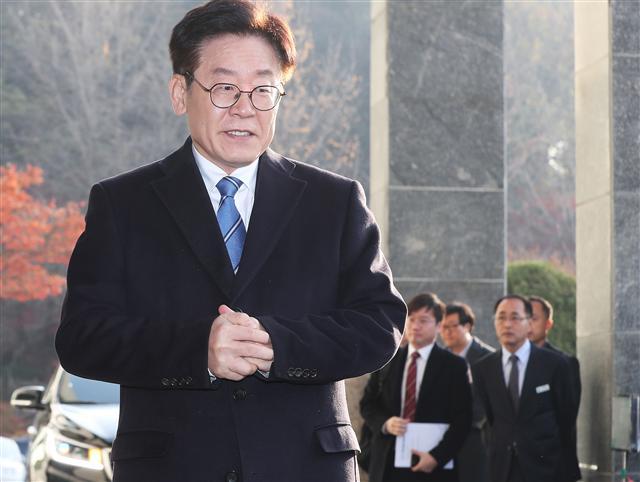 이재명 경기도지사가 19일 오전 경기도 수원시 경기도청으로 출근하며 이른바 ‘혜경궁 김씨(@08__hkkim)’ 트위터 계정 소유주는 이 지사의 부인 김혜경 씨라는 수사결과 관련 입장을 밝힌 후 취재진 질문에 답하고 있다.  [연합뉴스]