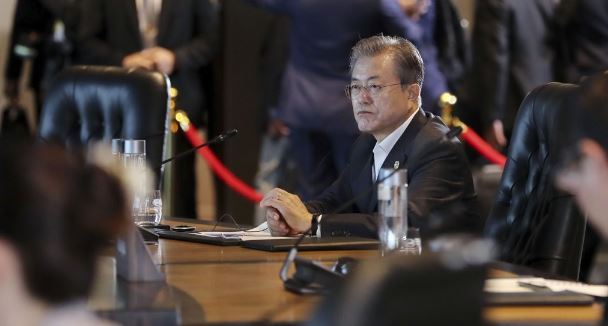 문재인 대통령이 지난 18일 오전 파푸아뉴기니 포트모르즈비 APEC(아시아태평양경제협력체) 하우스에서 열린 정상회의에 참석, 각국 정상들과 ‘포용적 기회 활용, 디지털 미래 대비’를 주제로 한 정상 간 논의에 참여하고 있다. (연합뉴스)