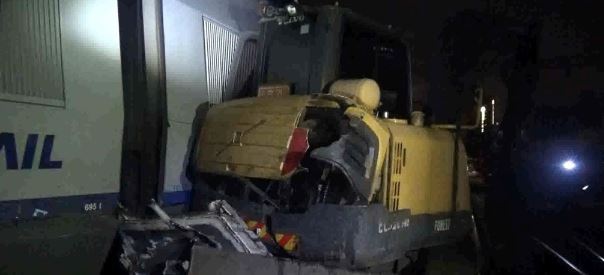 19일 오전 1시 9분께 서울역으로 진입하던 KTX 열차가 선로 보수 작업 중이던 포크레인의 측면을 들이받아 작업자 3명이 다쳤다. 이 사고로 선로 교체 작업 중이던 김 모(59) 씨 등 3명이 다리 등을 다쳐 병원으로 옮겨졌지만, 생명에 지장은 없는 것으로 알려졌다. (용산소방서)