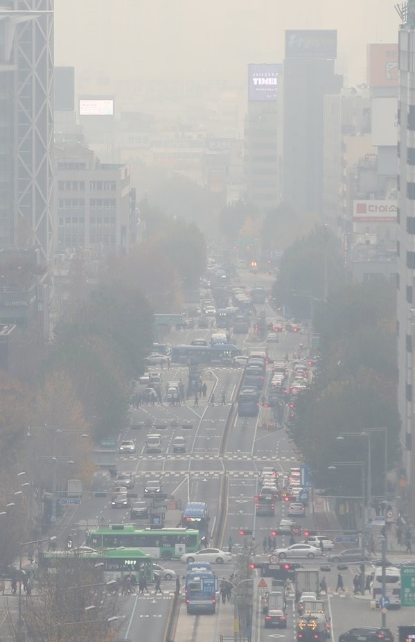 Fine dust blankets central Seoul in this photo taken Monday morning. (Yonhap)