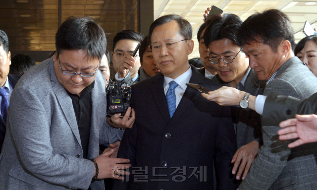 검찰이 19일 박병대 전 대법관을 공개소환했다. 서울중앙지검 수사팀(팀장 한동훈 3차장검사)은 양승태 전 대법원장 시절 사법행정권 남용 의혹과 관련 박 전대법관의 징용소송 재판거래등 여러 의혹에 대해 사법부 수뇌부의 관여여부를 캐물을 예정이다.  정희조 기자/checho@heraldcorp.com