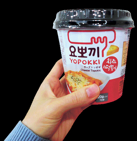 ▲영풍의 효자상품인 ‘요뽀끼’는 해외에서 큰 인기를 끌면서 해마다 수출량이 증가하고 있다. 조재곤(맨왼쪽) 대표가 ‘2018 뭄바이식품박람회(World of Food India 2018)’에서 현지 바이어들과 찍은 사진.