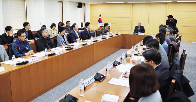 문성현 경제사회노동위원회 위원장이 지난달 30일 오전 서울 종로구 경제사회노동위원회 대회의실에서 열린 ‘제1차 국민연금 개혁과 노후 소득보장 특별위원회’ 회의에서 발언하고 있다. 이날 발족한 특위는 앞으로 사회적 대화를 통한 국민연금 개편안 마련을 모색할 계획이다.  [연합뉴스]