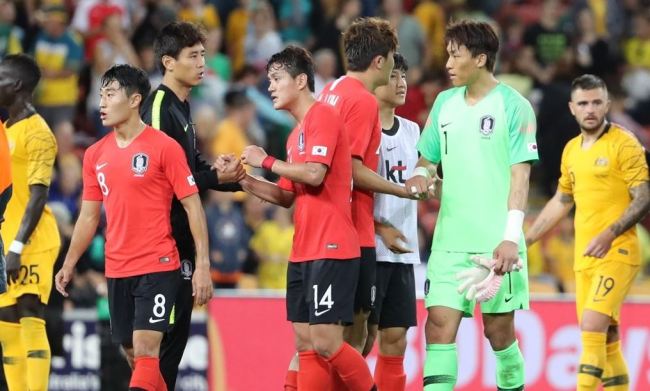 South Korea national football team players encourage each other after playing to a 1-1 draw with Australia in a friendly football match at Suncorp Stadium in Brisbane, Australia, on Nov. 17, 2018. (Yonhap)