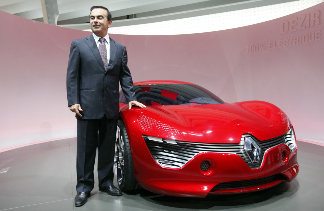 <YONHAP PHOTO-4745> epa07177113 (FILE) - A file photo of Carlos Ghosn, Chairman and CEO of Renault-Nissan Alliance as he presented the Dezir electric concept car at the Paris Motor Show 'Mondial de l'Automobile' in Paris, France, 30 September 2010 (reissued 19 November 2018). Reports on 19 November 2018 state Nissan Motor Co. may be close to sacking Carlos Ghosn following allegations of suspected misconduct, including using company assets for personal matters. Japanese newspaper Yomiuri also reported prosecutors in Tokyo had arrested Ghosn amid allegations he may have under-reported his wage. Renault shares lost up to 13 per cent in trading following the news. EPA/STRINGER *** Local Caption *** 02545058/2018-11-19 22:16:18/ <저작권자 ⓒ 1980-2018 ㈜연합뉴스. 무단 전재 재배포 금지.>
<YONHAP PHOTO-4745> epa07177113 (FILE) - A file photo of Carlos Ghosn, Chairman and CEO of Renault-Nissan Alliance as he presented the Dezir electric concept car at the Paris Motor Show 'Mondial de l'Automobile' in Paris, France, 30 September 2010 (reissued 19 November 2018). Reports on 19 November 2018 state Nissan Motor Co. may be close to sacking Carlos Ghosn following allegations of suspected misconduct, including using company assets for personal matters. Japanese newspaper Yomiuri also reported prosecutors in Tokyo had arrested Ghosn amid allegations he may have under-reported his wage. Renault shares lost up to 13 per cent in trading following the news. EPA/STRINGER *** Local Caption *** 02545058/2018-11-19 22:16:18/ <저작권자 ⓒ 1980-2018 ㈜연합뉴스. 무단 전재 재배포 금지.>