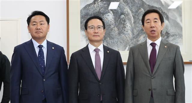 바른미래당 김관영(왼쪽부터), 더불어민주당 홍영표, 자유한국당 김성태 원내대표가 19일 오전 국회 운영위원장실에서 열린 3당 원내대표 회동에서 취재진 앞에서 포즈를 취하고 있다. [연합뉴스]