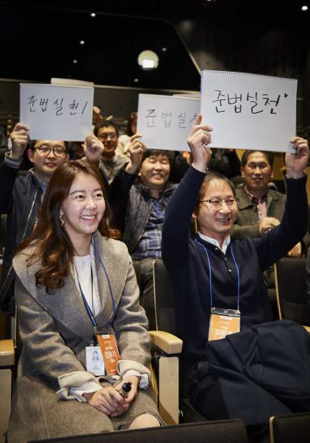 한화에어로스페이스, 한화지상방산, 한화정밀기계, 한화파워시스템, 한화테크윈의 5개사 대표이사와 임직원 100명이 지난 19일 서울 중구 장교동 한화빌딩에서 ‘2018년 준법실천자의 날’행사를 가졌다. 임직원들이 준법 관련 퀴즈를 푸는 ‘준법 도전골든벨’ 이벤트 모습. [제공=한화그룹]