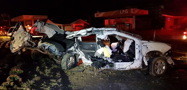 This photo shows the wreckage of the car that crashed into a traffic signal post in Hongseong, South Chungcheong Province, Tuesdsay. (Yonhap)