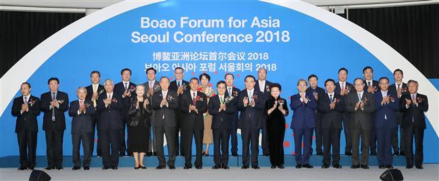 지난 19일 서울 세빛섬에서 열린 보아오 아시아포럼 환영만찬에서 참석자들이 기념촬영을 하고 있다. 앞줄 가운데 오른쪽부터 리바우둥 BFA 사무총장, 김동연 경제부총리, 왕 융 중국 국무위원, 반기문 보아오포럼 이사장, 반 이사장의 부인 유순택 여사, 추궈홍 주한중국대사, 권태신 전경련 부회장. 			 [제공=전경련]