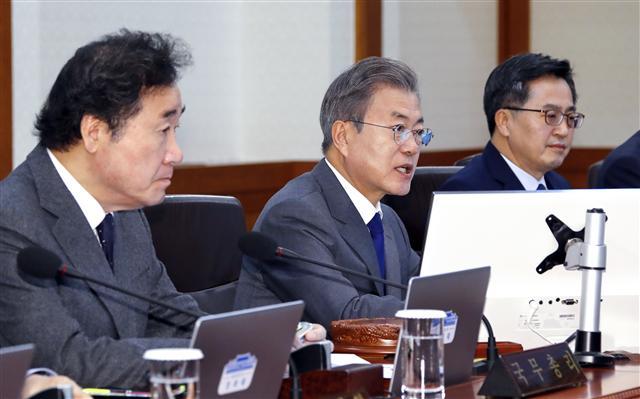 문재인 대통령이 20일 오전 청와대에서 열린 국무회의를 주재하고 있다. 왼쪽은 이낙연 국무총리. 오른쪽은 김동연 부총리 겸 기획재정부 장관.
[연합뉴스]