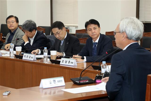 문성현 경제사회노동위원회 위원장이 지난 19일 서울 종로구 경제사회노동위원회 대회의실에서 열린 금융산업위원회 발족식 및 1차 전체회의에서 인사말을 하고 있다.  [연합뉴스]