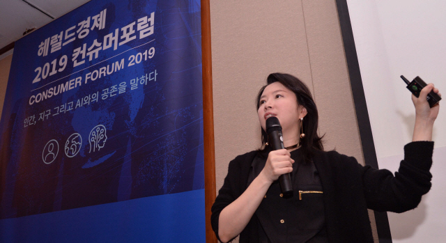 헤럴드경제가 20일 밀레니엄 서울호텔에서 개최한 ‘2019 컨슈머포럼’에서 김소희 김소희트렌드랩 대표가 ’인간, 지구, 그리고 AI와의 공존을 말하다‘를 주제로 기조연설을 하고 있다.
정희조 기자/checho@heraldcorp.com