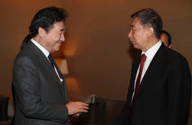 South Korean Prime Minister Lee Nak-yeon (left) and China's State Councilor Wang Yong seen at the Boao Forum for Asia held in Seoul on Tuesday. (Yonhap)