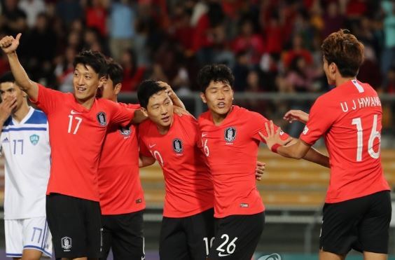 South Korea national football team players celebrate after scoring a goal against Uzbekistan in a friendly football match at the Queensland Sport and Athletics Centre (QSAC) in Nathan, a suburb of Brisbane, Australia, on Nov. 20, 2018. (Yonhap)
