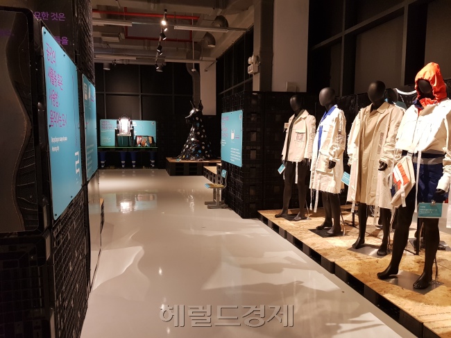 지난 주말 찾은 서울 새활용플라자 로비·전시공간 모습. 방문객들이 보이지 않아 썰렁한 분위기가 가득하다.